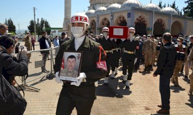 Şehit er son yolculuğuna uğurlandı, babası sedyeyle katıldı
