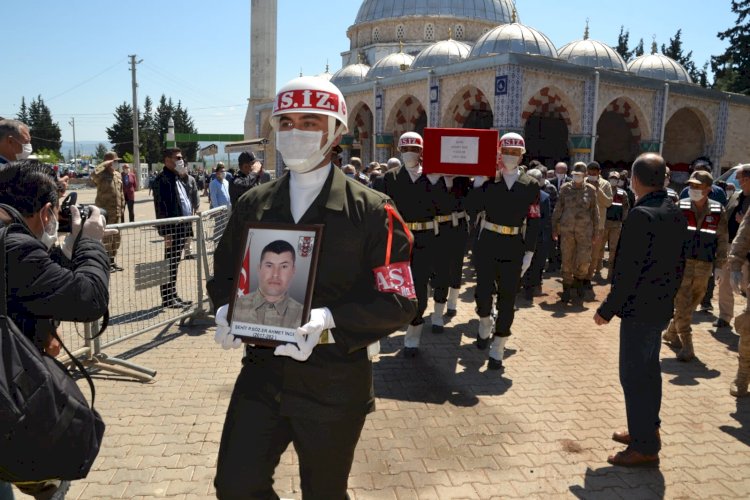 Şehit er son yolculuğuna uğurlandı, babası sedyeyle katıldı