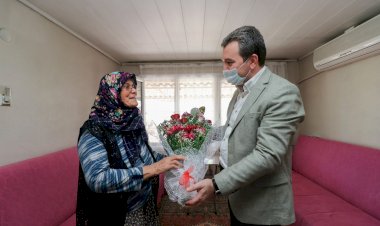 Bergamalı koca çınar Selmiye anneye ve şehit annesi Fatma Yılmaz’a Başkan Koştu’dan ziyaret