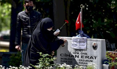 'Anneler Günü'nde şehit oğlunun mezarına geldi