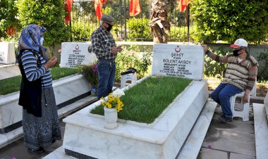 Kısıtlama kalkınca şehit evlatlarının kabrini ziyaret ettiler