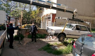 Karşıyaka’da ‘hurda araç’ sorununa neşter vuruldu