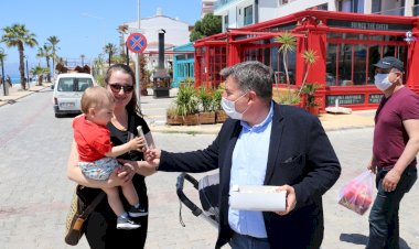 Çeşme Belediye Başkanı  sokakta çocuklara çikolata dağıtıyor