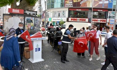 EDREMİT BELEDİYESİ 10 BİN BAYRAK DAĞITTI