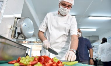 Ünlü şefler, ihtiyaç sahipleri ve sağlık çalışanları için Tuzla Belediyesi’nin mutfağına girdi