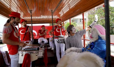 19 Mayıs Atatürk'ü Anma, Gençlik ve Spor Bayramı bando eşliğinde kutlandı