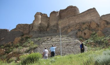 Urartular tarafından yapılan tarihi Oltu Kalesi  çığlık atıyor