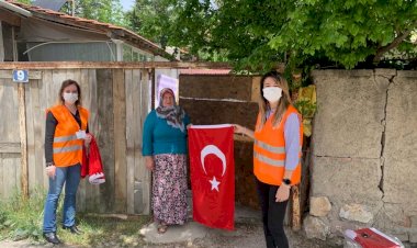 Gölbaşı Belediyesi vatandaşlara ve esnafa bayrak dağıttı