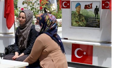 Şehit aileleri Ramazan Bayramı’nın ilk günü evlatlarının kabrine koştu