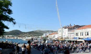 FOÇADA KORONA GÜNLERİNDEN SONRA MEYDANDA İLK BÜYÜK TOPLANTI