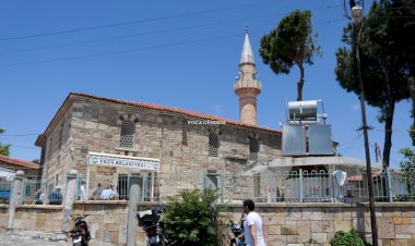 FETHİN YILDÖNÜMÜNDE 565 YILLIK FOÇA FATİH CAMİİ CUMA’YLA  İBADETE AÇILDI