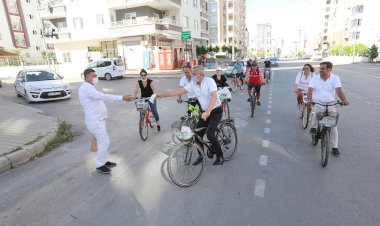Başkan Tarhan, bisikletle 20 kilometre boyunca maske dağıttı