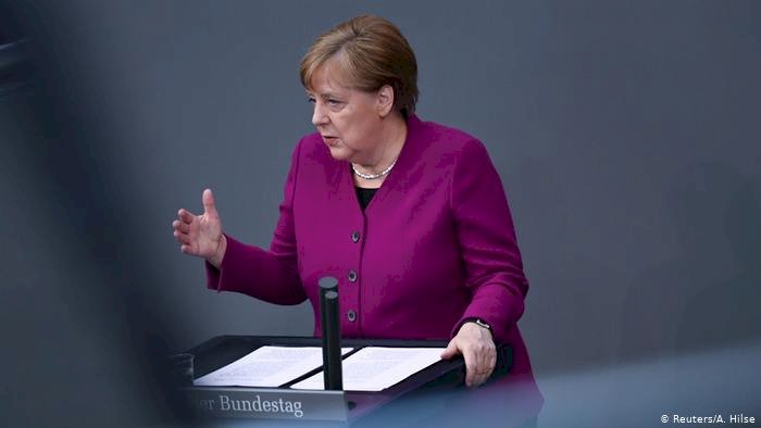 Merkel'den sanatçılara yeni destek sözü