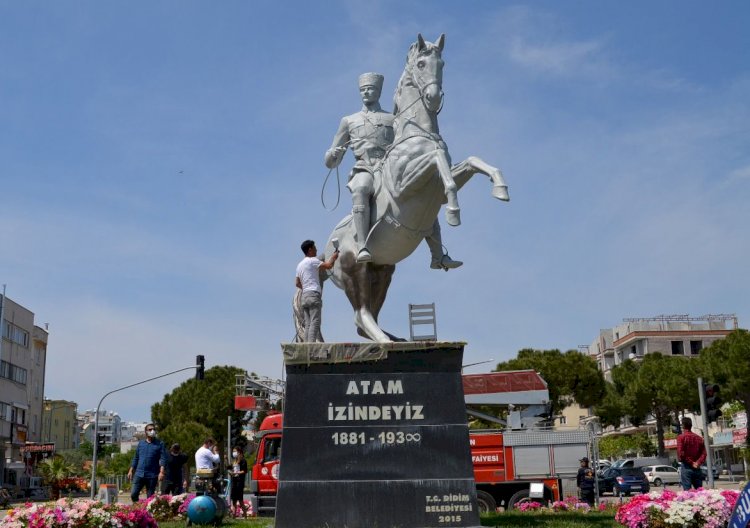 Didim'de Atatürk heykelleri boyandı!