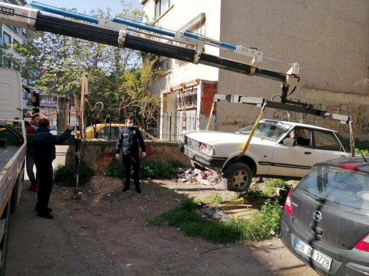 Karşıyaka’da ‘hurda araç’ sorununa neşter vuruldu