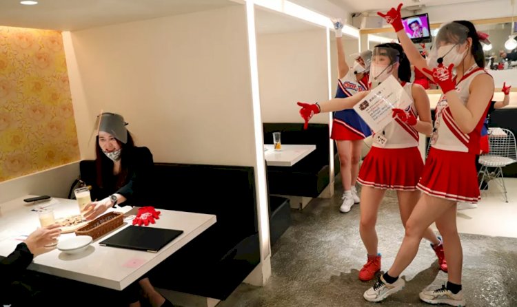 Tokyo’da bir restoranda garsonlar ponpon kız kostümleriyle servis yapıyor