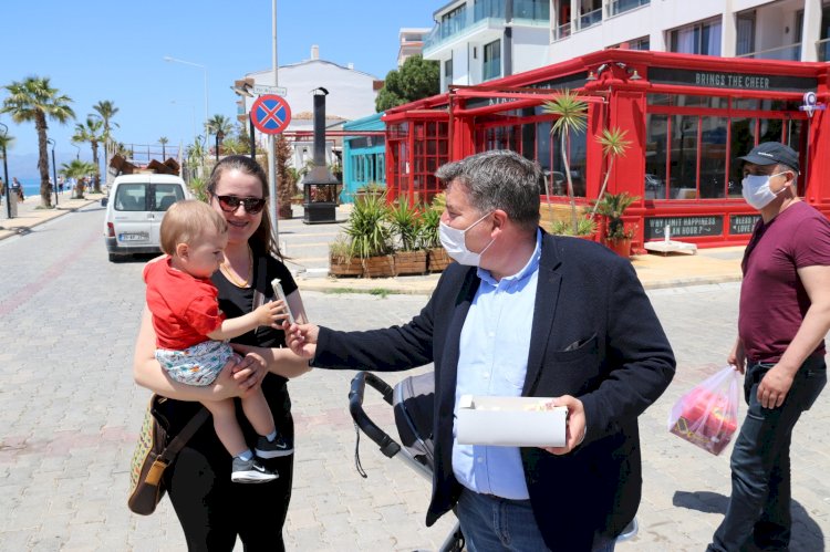 Çeşme Belediye Başkanı  sokakta çocuklara çikolata dağıtıyor