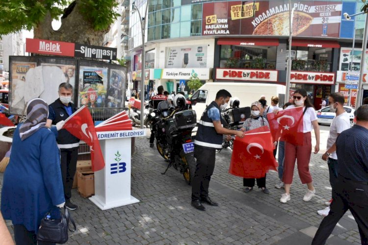 EDREMİT BELEDİYESİ 10 BİN BAYRAK DAĞITTI