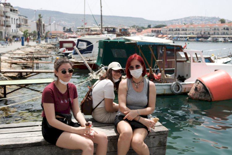 FOÇA'DA BU KEZ SOKAKLAR SAHİLLER GENÇLERİNDİ
