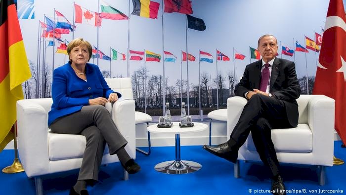 Merkel AB-Türkiye düğümünü çözebilir mi?