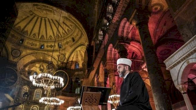 Ayasofya'da Fetih Suresi okundu: Kutsal mekan neden önemli ve tartışma yaratıyor?