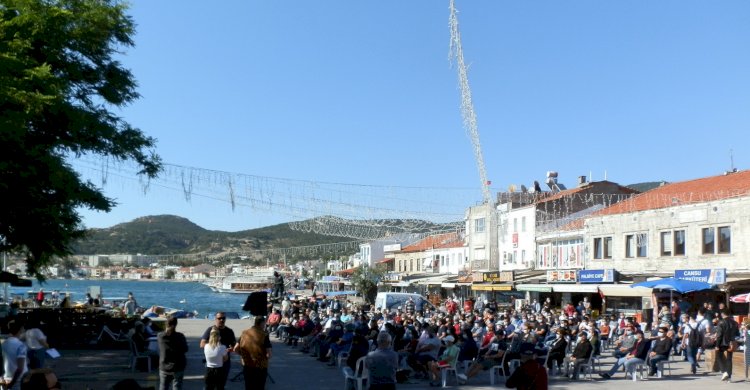 FOÇADA KORONA GÜNLERİNDEN SONRA MEYDANDA İLK BÜYÜK TOPLANTI