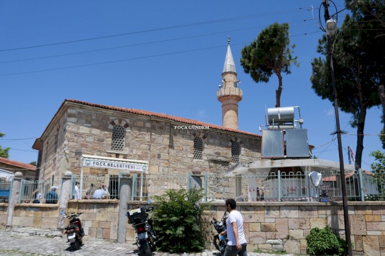 FETHİN YILDÖNÜMÜNDE 565 YILLIK FOÇA FATİH CAMİİ CUMA’YLA  İBADETE AÇILDI
