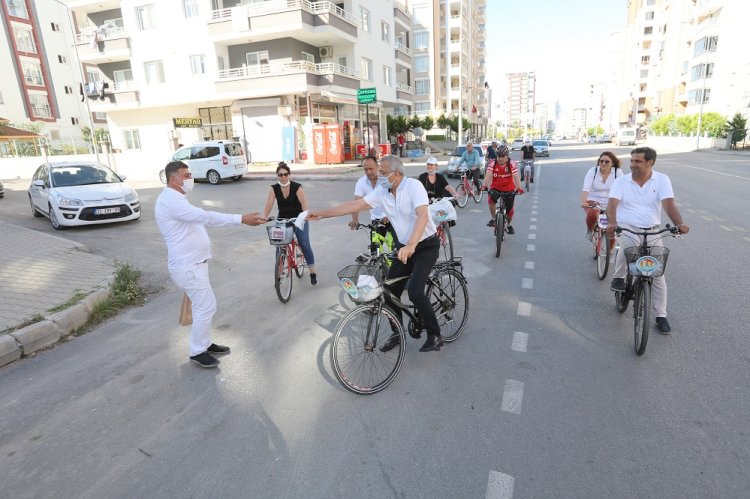Başkan Tarhan, bisikletle 20 kilometre boyunca maske dağıttı