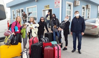 73 Ukraynalı daha Türkiye’den feribotla dönüyor