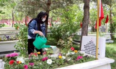 Her izin gününde şehit babasının kabrine gidiyor