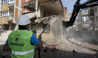 Konak’ta tehlike saçan binalara geçit yok