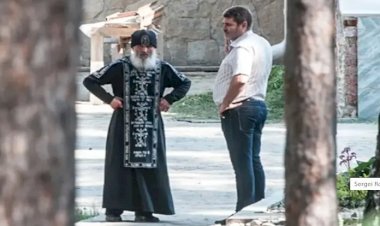 Kilisede korona isyanı: Rusya'da virüsü reddeden rahip bir manastırı işgal etti