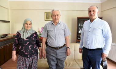 İncirliova Belediye Başkanı Aytekin Kaya, Babalar Günü dolayısı ile şehit babalarını ziyaret etti.