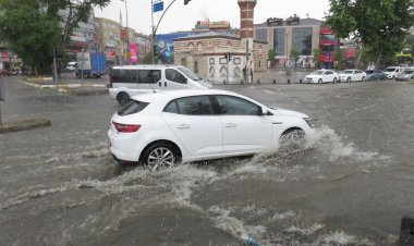 İstanbul'u dolu ve sağnak vurdu