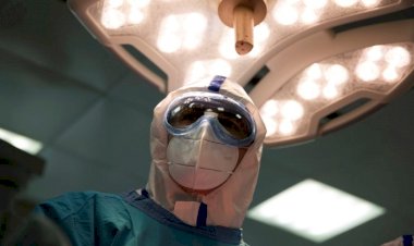 İtalyan doktor Bassetti: Virüs aşı olmadan kendi kendine yok olabilir