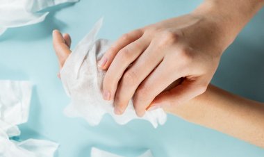 Ofiste sağlık ve hijyen için sabunla aynı etkide ıslak mendil