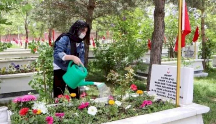 Her izin gününde şehit babasının kabrine gidiyor