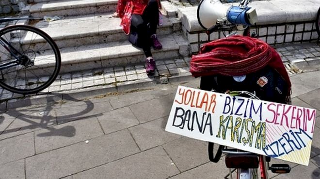#Erkekyerinibilsin: Twitter'da cinsiyetçi söylemlere karşı çıkan kadınlardan sosyal medya kampanyası