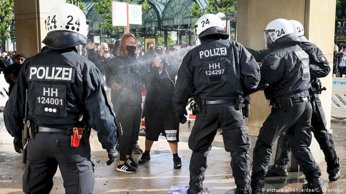 Almanya'da emniyette ırkçılık ve polis şiddeti tartışması