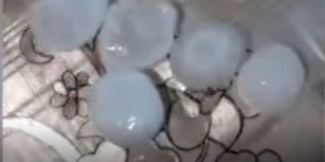 Ukrayna'ya haziran ayında yumurta büyüklüğünde dolu yağdı