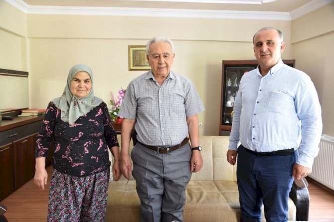İncirliova Belediye Başkanı Aytekin Kaya, Babalar Günü dolayısı ile şehit babalarını ziyaret etti.