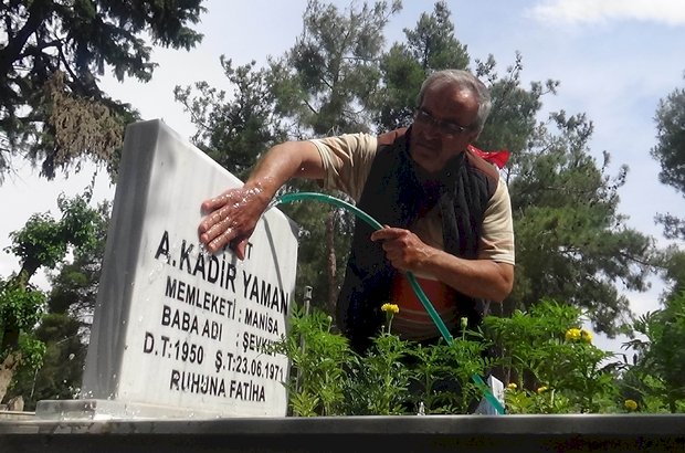 Şehit mezarlarının gönüllü bakıcısı
