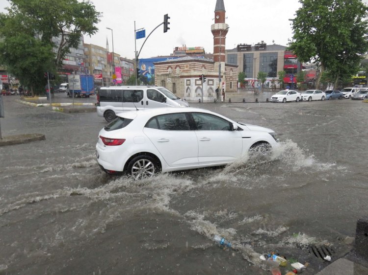 İstanbul'u dolu ve sağnak vurdu