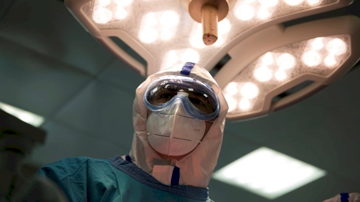 İtalyan doktor Bassetti: Virüs aşı olmadan kendi kendine yok olabilir