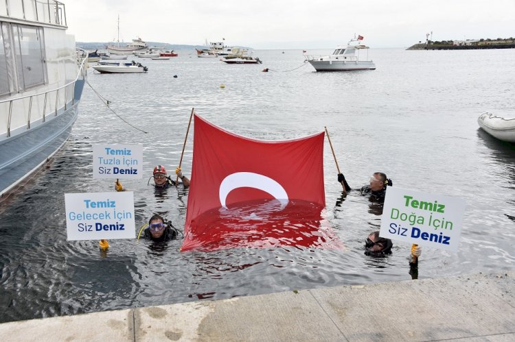 Tuzlalı gençler, su altı temizliği için dalış yaptı