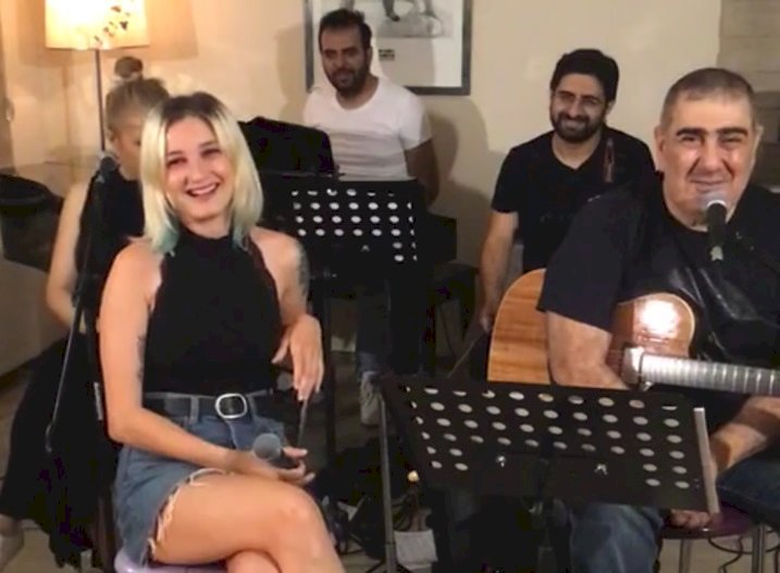 Güliz Ayla 90’ların sevilen şarkılarını takipçileri için yorumladı