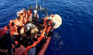 Akdeniz'de 180 göçmeni kurtaran yardım gemisi bir haftadır güvenli liman bekliyor