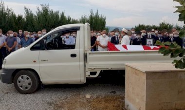 Kıbrıs gazisinin naaşı kamyonet kasasında taşındı