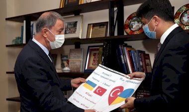 Bakan Akar'ı Kiev'de duygulandıran 'not'