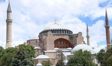 Ayasofya: Erdoğan, Diyanet İşleri Başkanlığı'na devrini ve ibadete açılmasını öngören kararı imzaladı